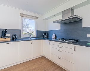 Stilvolle Kche im Ferienhaus Honeysuckle 95, De Koog, Texel mit modernen Gerten und Gartenblick.