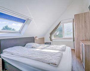 Schlafzimmer im Ferienhaus Kamperfoelie 95, De Koog, Texel mit bequemem Bett und Dachfenster fr natrliches Licht.
