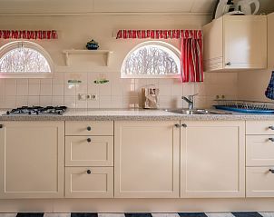 Volledig uitgeruste keuken in vakantiehuis Schapenboet De Boet, De Koog, Texel met moderne gemakken.