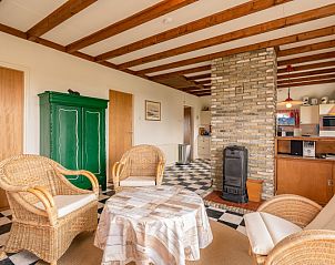 Authentieke binnenruimte van Schapenboet De Boet, De Koog, Texel met gezellige inrichting en open haard.