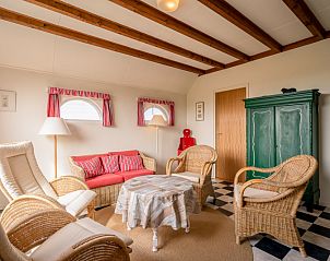 Ruime en lichte woonkamer in Schapenboet De Boet, De Koog, Texel met comfortabele meubels.