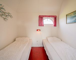 Slaapkamer met twee eenpersoonsbedden in Schapenboet De Boet, De Koog, Texel, ideaal voor een ontspannen verblijf.