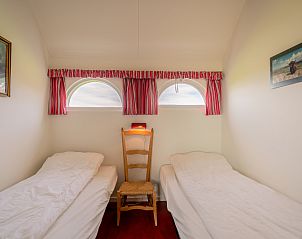 Knusse slaapkamer in Schapenboet De Boet, De Koog, Texel met uitzicht op de Waddeneilanden.