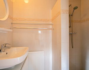 Moderne badkamer in vakantiehuis Schapenboet De Boet, De Koog, Texel met douche en wastafel.