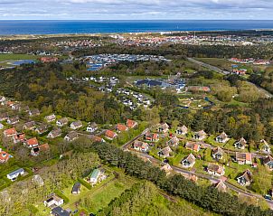 Luftaufnahme eines freistehenden Hauses in De Koog, Texel, umgeben von Natur und mit Blick auf die Wattenmeerkste.