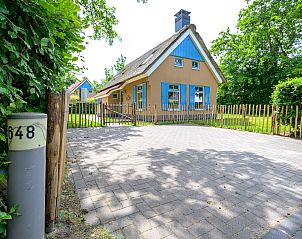 Freistehendes Haus in De Koog auf Texel, umgeben von viel Grn und mit einer groen Terrasse, ideal fr einen erholsamen Aufenthalt auf den Watteninseln.
