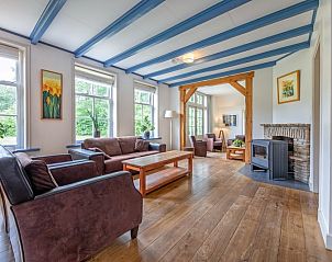 Gemtliches Wohnzimmer des Stolp Nieuw Bornrif in De Koog, Texel, mit Holzfuboden und bequemer Sitzecke.