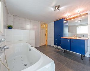 Modernes Badezimmer im Stolp Nieuw Bornrif in De Koog, Texel, mit Whirlpool-Badewanne und groem Waschbecken.