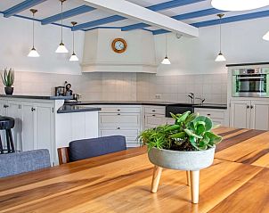 Stilvolle Kche im Stolp Nieuw Bornrif in De Koog, Texel, mit Esstisch aus Holz und modernen Gerten.