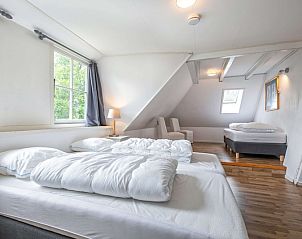 Gerumiges Schlafzimmer im Stolp Nieuw Bornrif in De Koog, Texel, mit bequemen Betten und Holzboden.