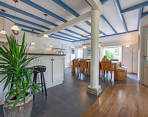 Offene Kche und Essbereich des Stolp Nieuw Bornrif in De Koog, Texel, mit moderner Einrichtung und viel Licht.