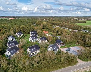 Luchtfoto van Grutto 16, een vakantiehuis in De Koog, Texel, omgeven door weelderige natuur en rustieke landschappen op de Waddeneilanden.