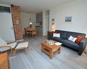 Gezellige woonkamer in Appartement Kerckeland 20, De Koog, Texel met comfortabele zithoek en eetruimte.