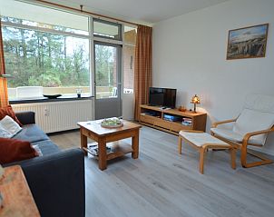 Ruime binnenruimte in Appartement Kerckeland 20, De Koog, Texel met moderne meubels en grote ramen.