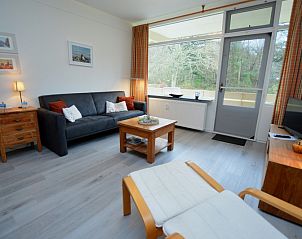 Zithoek met uitzicht op de natuur in Appartement Kerckeland 20, De Koog, Texel, ideaal voor ontspanning.