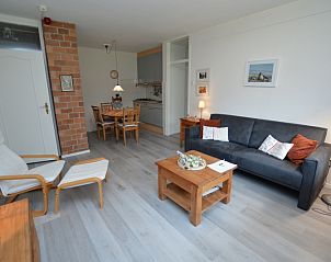 Open woon- en eetgedeelte in Appartement Kerckeland 20, De Koog, Texel met stijlvolle inrichting.