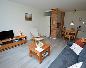 Sfeervolle woonkamer in Appartement Kerckeland 20, De Koog, Texel met comfortabele zitplaatsen.