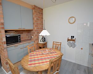 Functionele keuken in Appartement Kerckeland 20, De Koog, Texel met eethoek en kookfaciliteiten.