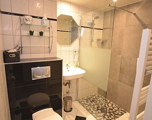 Moderne badkamer in Appartement Kerckeland 20, De Koog, Texel met inloopdouche en stijlvolle afwerking.