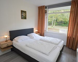 Comfortabele slaapkamer in Appartement Kerckeland 20, De Koog, Texel met groot raam en uitzicht.