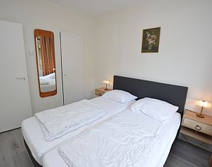 Slaapkamer met tweepersoonsbed in Appartement Kerckeland 20, De Koog, Texel, perfect voor rust en ontspanning.