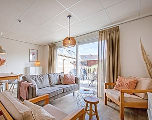 Gezellige woonkamer in De Duinroos vakantiehuis, De Koog, Texel met comfortabele zitruimte.