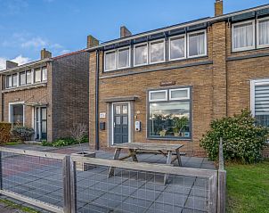 De Bosruiter vakantiehuis in De Koog, Texel met een uitnodigende gevel en voortuin.