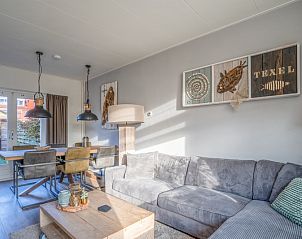 Ruime eetkamer in De Bosruiter, vakantiehuis in De Koog, Texel met moderne eettafel en stoelen.