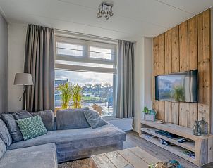 Lichte woonkamer in De Bosruiter, vakantiehuis op Texel met uitzicht op de straat.