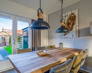 Stijlvolle eetruimte in De Bosruiter, vakantiehuis in De Koog, Texel met tuinzicht.