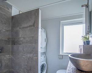 Moderne badkamer in De Bosruiter, vakantiehuis in De Koog, Texel met douche en wasmachine.