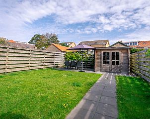 Ruime achtertuin van De Bosruiter, vakantiehuis op Texel met terras en tuinhuisje.