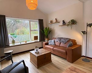 Gezellige woonkamer in vakantiehuis Jutter, De Koog, Texel met uitzicht op de natuur.