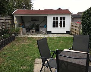 Ruim terras bij vakantiehuis Jutter in De Koog, Texel, ideaal voor ontspanning.