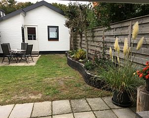 Rustieke tuin van vakantiehuis Jutter in De Koog, Texel met zitgedeelte.