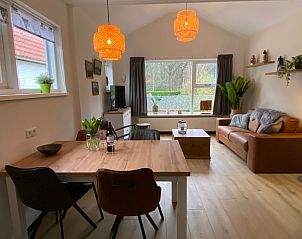 Eetruimte in vakantiehuis Jutter, De Koog, Texel met moderne inrichting.