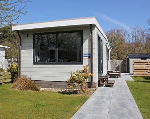 Chalet Bregkoog 208, een gezellig vakantieverblijf in De Koog, Texel, met een moderne uitstraling en omringd door groen.
