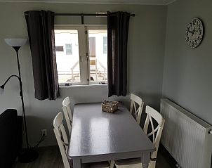 Eethoek in Chalet Bregkoog 208, De Koog, Texel, met stijlvolle inrichting en uitzicht op de rustige omgeving.