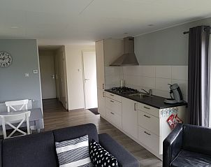 Volledig uitgeruste keuken in Chalet Bregkoog 208, De Koog, Texel, met moderne apparatuur voor een comfortabel verblijf.