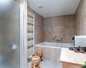 Luxe badkamer in Huisje in De Koog, Texel, met ligbad en moderne voorzieningen.