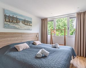 Comfortabele slaapkamer in Huisje in De Koog, Texel, met uitzicht op de natuur van de Waddeneilanden.