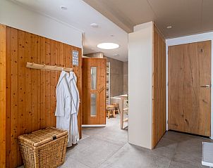 Entree van Huisje in De Koog, Texel, met houten elementen en moderne inrichting.