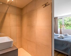 Moderne badkamer in Huisje in De Koog, Texel, met inloopdouche en stijlvolle wastafel.