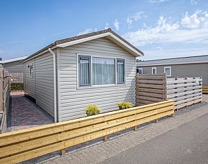 Chalet Bregkoog 88 in De Koog, Texel biedt een charmante buitenkant met moderne houten afwerking op Chaletpark Bregkoog.