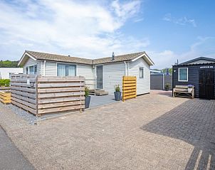 Ruim terras bij Chalet Bregkoog 88 in De Koog, Texel, ideaal voor ontspanning op het Chaletpark Bregkoog.