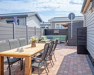 Ruime buitenruimte met eettafel bij Chalet Bregkoog 88 in De Koog, Texel, op Chaletpark Bregkoog.