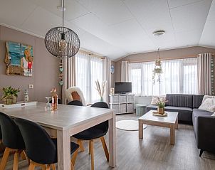 Moderne eetkamer in Chalet Bregkoog 88, De Koog, Texel, biedt comfort en stijl op Chaletpark Bregkoog.