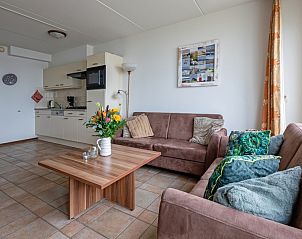 Open keuken en zithoek in Resort De Buteriggel - Appartement 1, ideaal voor een comfortabel verblijf in De Koog, Texel.
