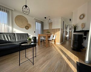 Gezellige woonkamer in Chaletpark Bregkoog - Chalet Bregkoog 253, De Koog, Texel met moderne inrichting en veel licht.