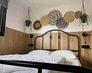 Chalet Bregkoog 253 in De Koog, Texel biedt een knusse slaapkamer in Chaletpark Bregkoog op de Waddeneilanden.